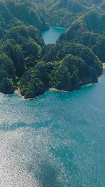 Barcos Lagunas Con Reflejo Solar Lago Kayangan Lago Barracuda Coron — Vídeos de Stock