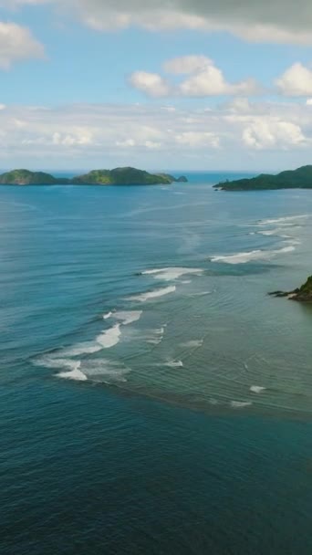 Óceánhullámok Korallok Kék Alatt Felhők Busuanga Palawan Fülöp Szigetek Függőleges — Stock videók