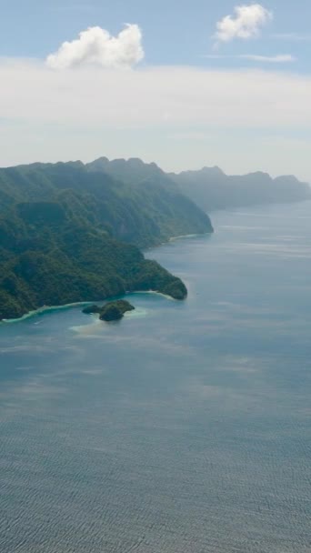 바다로 둘러싸인 석호와 해변이있는 팔라완 필리핀입니다 — 비디오