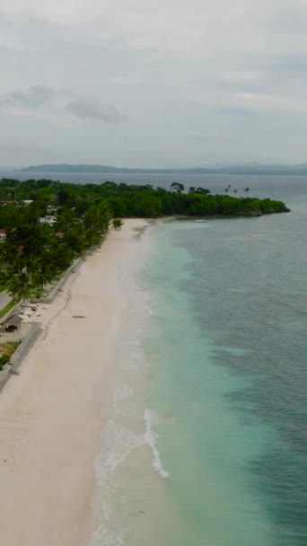 Poblacion San Jose Biała Piaszczysta Plaża Falami Oceanicznymi Wyspie Carabao — Wideo stockowe