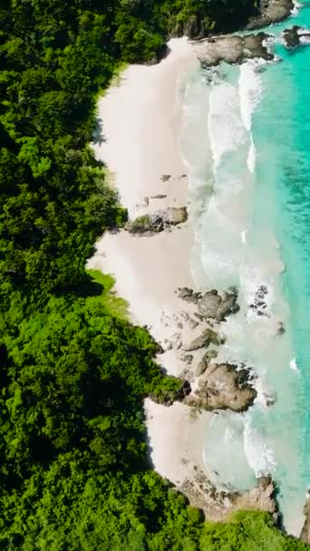 Κάτοψη Των Κυμάτων Του Ωκεανού Πάνω Από Λευκή Άμμο Παραλία — Αρχείο Βίντεο