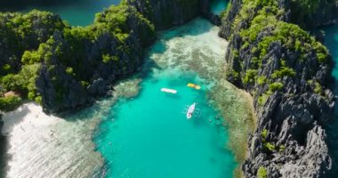 Miniloc Adası 'nda tekneleri ve kanoları olan küçük gölcükler. El Nido, Palawan. Filipinler.