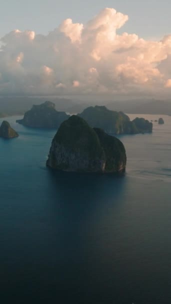 Zonsondergang Reflectie Tropische Eilanden Nido Palawan Filippijnen Verticaal Overzicht — Stockvideo
