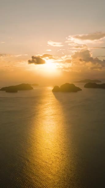Κηφήνας Θέα Του Ηλιοβασιλέματος Μονοπάτι Πάνω Από Θάλασσα Χρυσός Ουρανός — Αρχείο Βίντεο