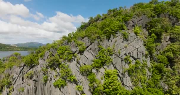 Prachtige Kalkstenen Rotsen Coron Blauwe Lucht Wolken Het Palawan Filippijnen — Stockvideo