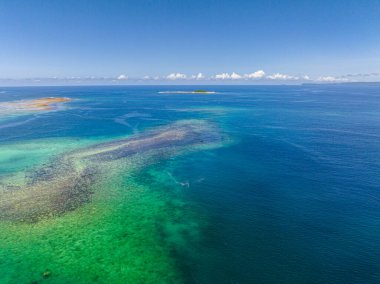 Büyük Set Resifi ve Jobo Adası. Britanya Adası. Mindanao, Filipinler. Seyahat ve yaz konsepti.