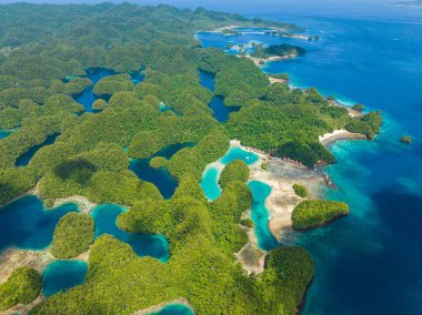 Tropikal adanın etrafındaki derin mavi denizin üst manzarası. Göl kenarındaki turkuaz su. Bucas Grande Adası. Mindanao, Filipinler.