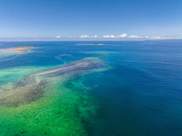 Büyük Set Resifi ve Jobo Adası. Britanya Adası. Mindanao, Filipinler. Seyahat ve yaz konsepti.
