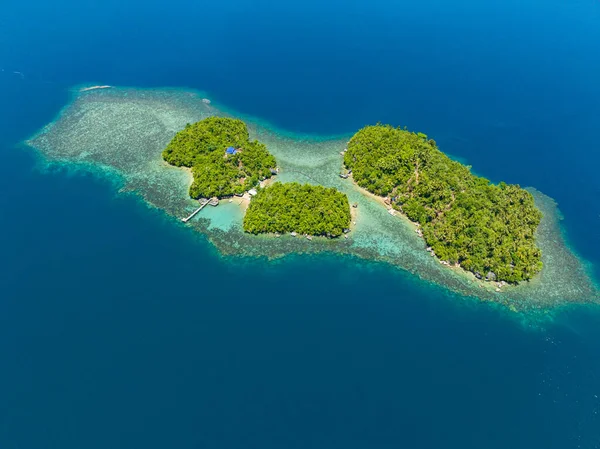 Tropikal Ada Tatil Köyü ve güzel derin mavi deniz manzarası. Deniz Burnu. Bangkay Adası. Mindanao, Filipinler.