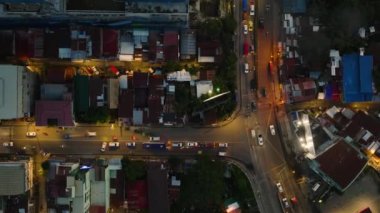 Filipinler 'in Davao şehrinde gece vakti araçlarla dolu bir otoban. Mindanao..
