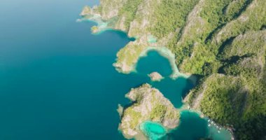 Mavi suları ve Palawan, Coron 'da muhteşem kireçtaşı oluşumları olan göller. Filipinler.