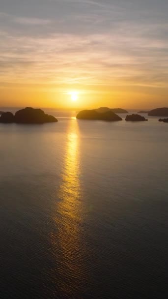 美しい夕日とエルニド島のドローンビュー パラワン フィリピン 垂直ビュー — ストック動画