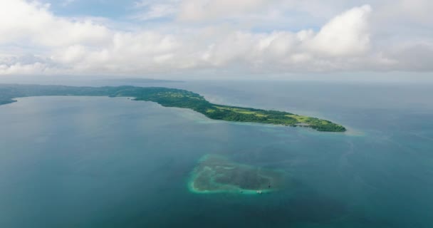 タブラス島のロックタウンにある湾の真ん中に保護された海洋地域 ロックフィッシュサンクチュアリ ロムブロン フィリピン — ストック動画
