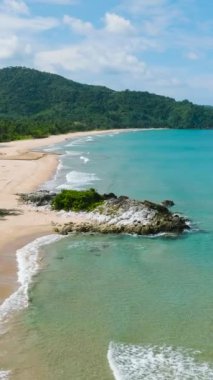 Hava manzarası kristal berrak okyanus dalgaları. El Nido, Palawan 'daki Duli Plajı. Filipinler. Dikey görünüm.