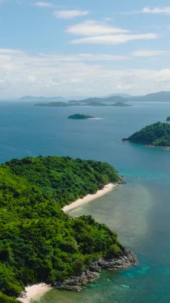 Ostrovy Zelenými Rostlinami Pláží Ostrov Cagbuli Nido Palawan Filipíny Svislé — Stock video