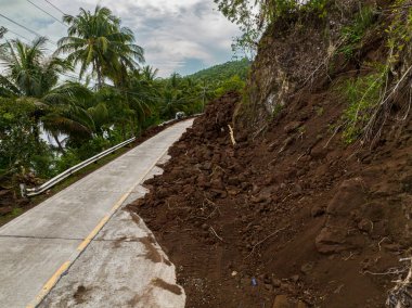 Şiddetli sağanak yağış nedeniyle toprak kaymaları dağ yolunu kapatıyor. Filipinler.
