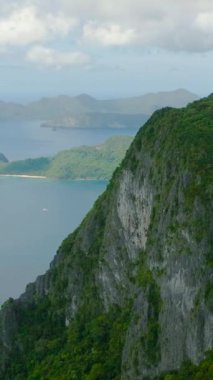Cadlao Adası mavi deniz ve El Nido 'da küçük adalarla çevrili. Palawan, Filipinler. Dikey görünüm.