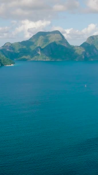 Drone Vista Isla Helicóptero Isla Cadlao Rodeado Mar Azul Nido — Vídeos de Stock