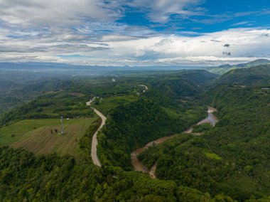 Mindanao 'da yağmur ormanları ve nehirleri olan bir dağ. Mavi gökyüzü ve bulutlar. Filipinler.