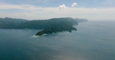Coron Adası 'ndaki gölcükler mavi denizle çevrili. Palawan 'da. Filipinler.
