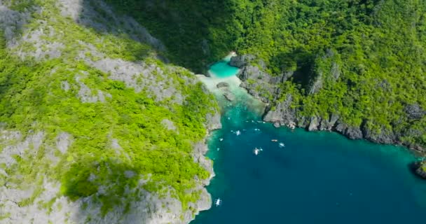 Skupina Lodí Nad Modrým Mořem Laguna Tyrkysovou Vodou Ostrov Cadlao — Stock video