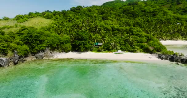 コブラドール島の砂浜でボート 緑豊かな水と波 ロムブロン フィリピン — ストック動画