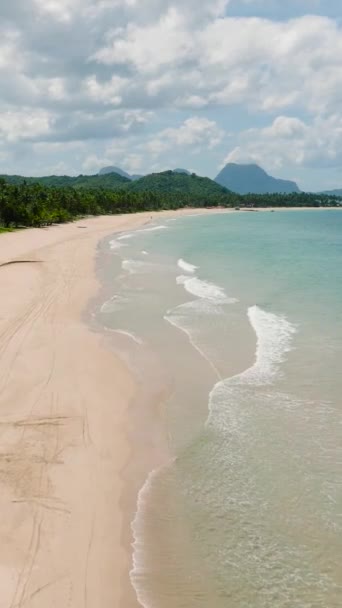Nacpan Beach Krásnými Vlnami Přes Písek Nido Palawan Filipíny Svislé — Stock video