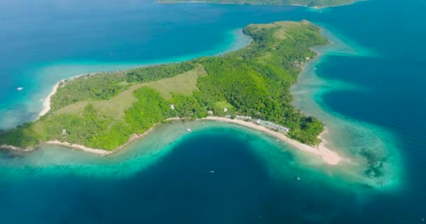 青い海に囲まれたロゴボン島の空中観察 ブルースカイと雲 ロブロン ロムブロン フィリピン — ストック動画