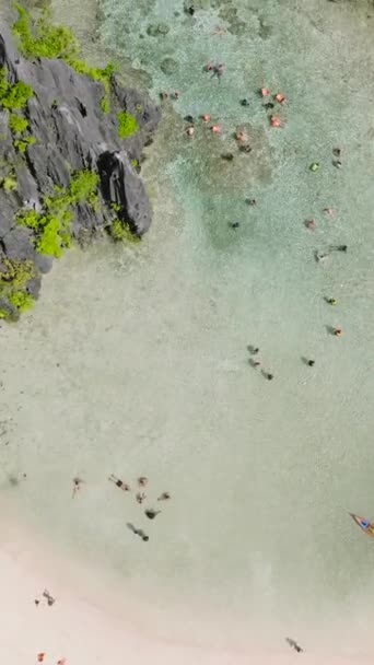 숨겨진 해변에서 투명한 Matinloc 엘니도 팔라완 필리핀입니다 — 비디오