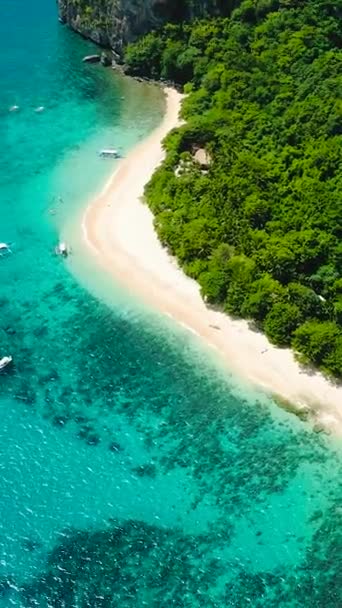 Ondas Oceánicas Playa Del Helicóptero Reflejo Solar Sobre Agua Mar — Vídeos de Stock