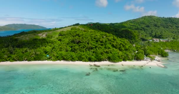 白い砂と澄んだ海水を備えたティアトビーチとノノックビーチリゾートのドローンビュー ロムブロン島 ロムブロン フィリピン — ストック動画