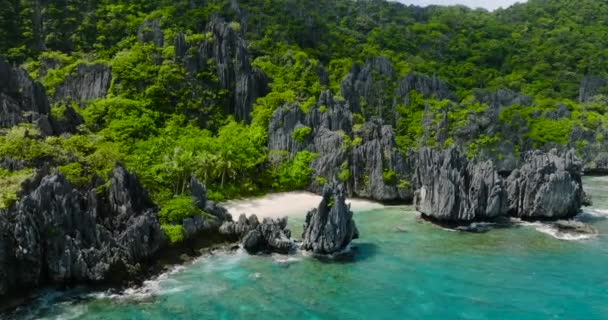 Krásná Pláž Ostrově Matinloc Oceánské Vlny Šplouchající Vápencové Skály Nido — Stock video