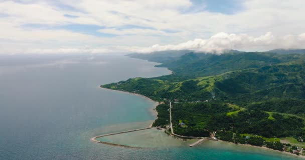 Luftaufnahme Von San Agustin Mit Türkisfarbenem Meerwasser Und Korallenriffen Tablas — Stockvideo