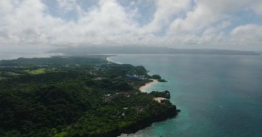 Yeşil ağaçları ve kumlu plajları olan tropik bir ada. Boracay, Filipinler.