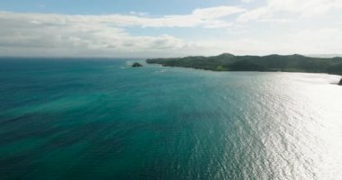 Adanın etrafındaki mavi deniz ve okyanus dalgaları güneş yansıması ile birlikte. Santa Fe, Tablas, Romblon. Filipinler.