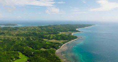 Turkuaz deniz suyu ve resiflerle çevrili tropik bir ada. Santa Fe, Tablas, Romblon. Filipinler.
