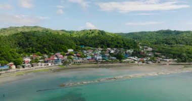 Santa Fe 'deki kıyı kasabasının turkuaz deniz suyuyla hava manzarası. Masalar, Romblon. Filipinler.