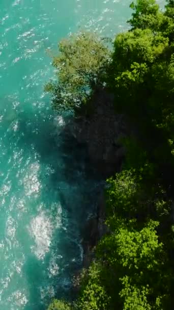 Бірюзові Океанічні Води Хвилі Узбережжі Острова Самаль Давао Філіппіни Вертикальний — стокове відео