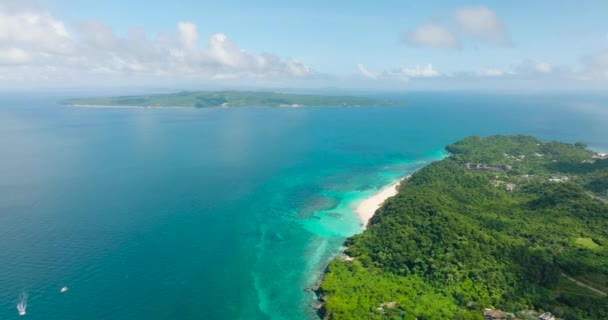 Landschappelijk Landschap Van Carabao Island Met Blauwe Zee Puka Shell — Stockvideo