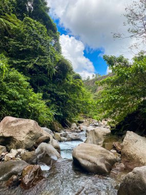Camiguin Adası 'ndaki nehrin üzerinden akan su. Filipinler.