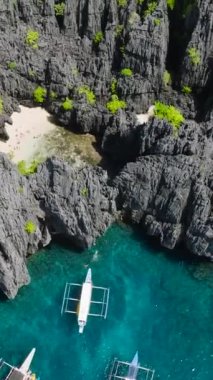 Matinloc Adası 'nda çok güzel kaya oluşumları olan gizli bir sahil. El Nido, Palawan. Filipinler. Dikey görünüm.