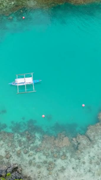 Vista Superior Barco Kayaks Sobre Agua Mar Turquesa Isla Miniloc — Vídeos de Stock
