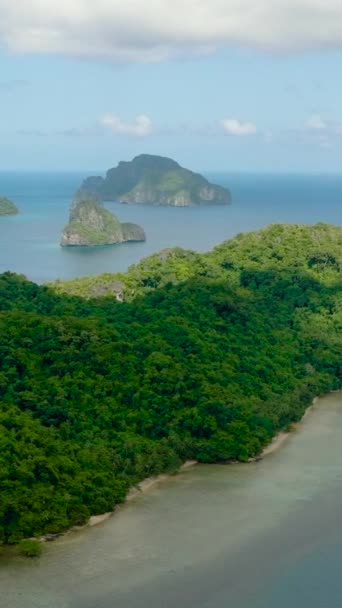 Тропический Остров Зелеными Растениями Деревьями Голубое Небо Облака Эль Нидо — стоковое видео