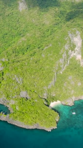 卡德劳湖的绿松石水在卡德洛岛的蓝色海面上航行的船只 Nido Palawan 菲律宾 纵向观点 — 图库视频影像