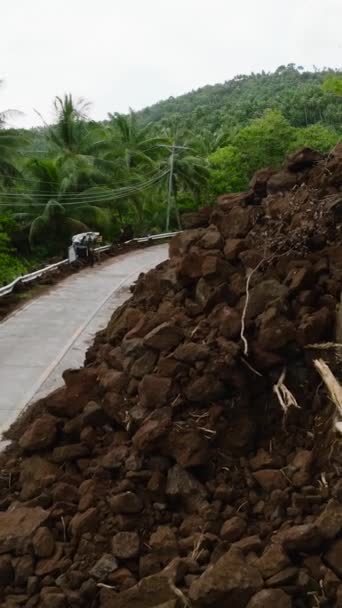激しい降雨は 道路の半分をブロックする地滑りを引き起こします カミーギン フィリピン バーティカルビデオ — ストック動画