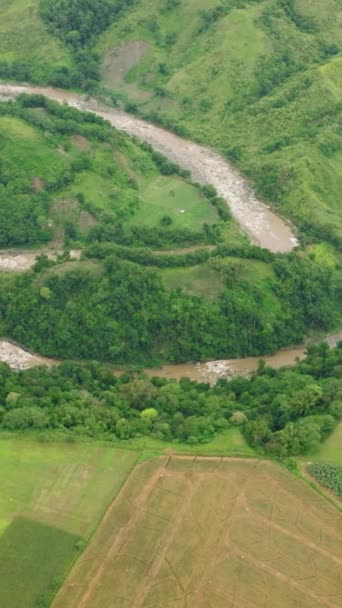 Drohnenvermessung Von Bergen Mit Flüssen Und Landwirtschaftlichen Flächen Grüner Wald — Stockvideo
