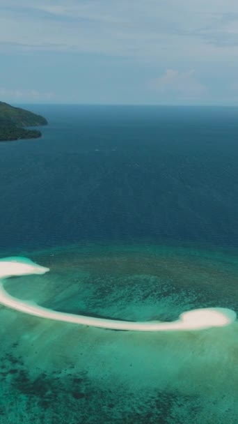 Krásná Písečná Formace Tyrkysovou Mořskou Vodou Vlnami Bílém Ostrově Camiguin — Stock video