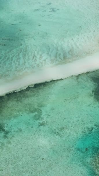 サンダルとサンゴ礁を備えたターコイズ海水を備えたビーチ バロボ スリガオ フィリピン 垂直ビュー — ストック動画