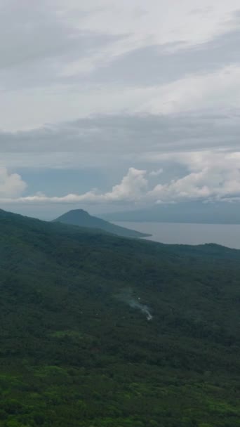 Тропический Ландшафт Горных Холмов Леса Облаками Туманом Остров Камигин Филиппины — стоковое видео