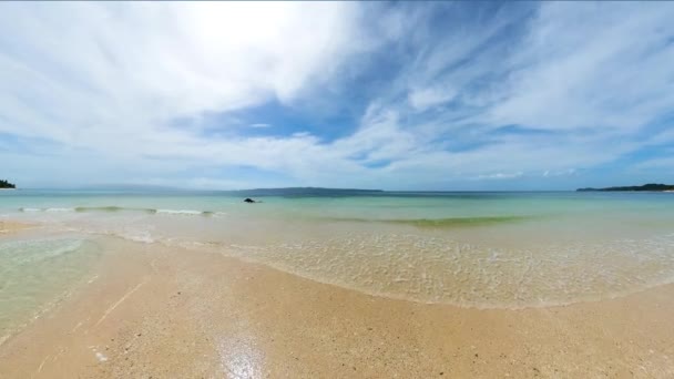 Strand Mit Klaren Wellen Der Küste Und Sand Mit Sonnenreflexion — Stockvideo